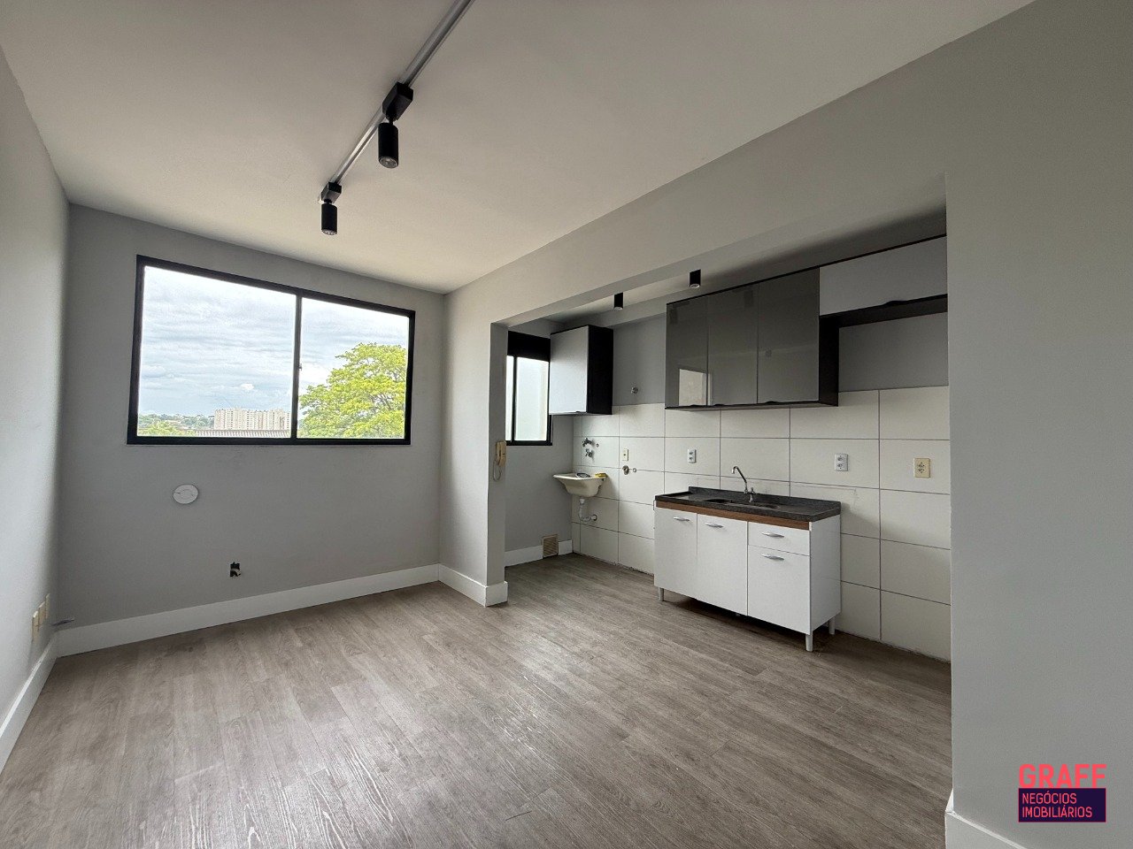 Sala/living amplo com piso vinílico e janela